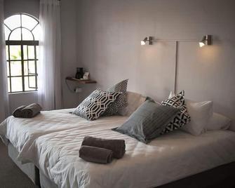 Sweet Thorn Retreat Airport Lodge - Voigtland - חדר שינה