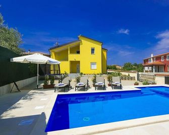 2 bedroom beautiful apartment in Buje - Buje - Piscina