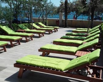 Relaxing atmosphere directly on the beach - Srima - Patio