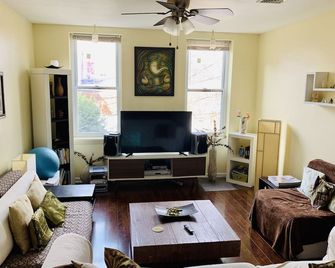 Beautiful & Bright 2br- 15 Mins From Nyc- Times Square - West New York - Sala de estar