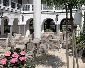 Dormero Hotel Aalen - Aalen - Patio