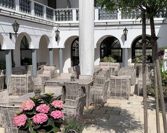 Dormero Hotel Aalen - Aalen - Patio