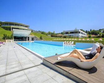 Blau Gran Hotel Las Caldas, a member of Radisson Individuals - Oviedo - Piscina
