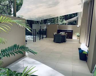 Beachfront 3/4 Bedroom Apartment - Stunning private plunge pool & bbq - Palm Cove - Patio