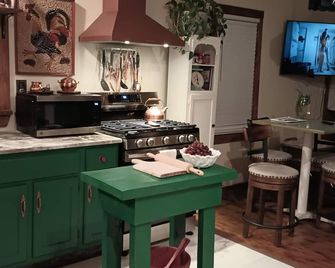 Charming 2-bedroom country house with AC, WiFi in Columbus - Columbus - Kitchen