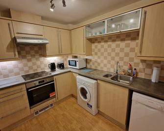 Dellside Apartments - Southampton - Kitchen