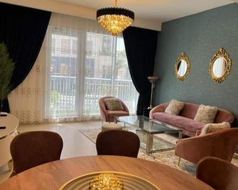 Spacious 2 bedroom apartment| Waterfront living| Close to DFC mall - Garhoud - Pokój dzienny