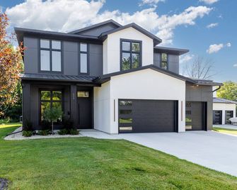 Modern House in Chaska - Chaska - Building