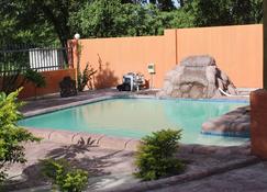 Kessas Holiday Home - Maun - Pool