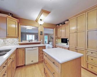 Lakefront Cottage to Lake Simcoe with Hot Tub, Sauna, BBQ Stove, Patio, Dock. - Beaverton - Kitchen