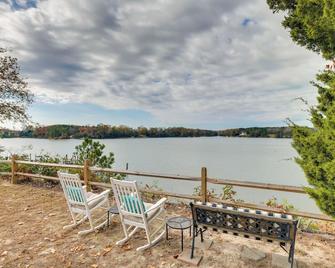 Waterfront Lancaster House with Grill and Dock Access! - Lancaster - Patio