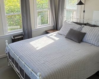 Charming 3-bedroom waterfront cottage in superb Canandaigua. - Canandaigua - Bedroom