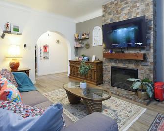 Versatile Downtown 1B1B Home near Disneyland - Santa Ana - Phòng khách