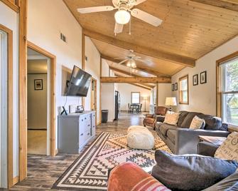 Waterfront Onamia Retreat with Dock and Fire Pit! - Onamia - Living room