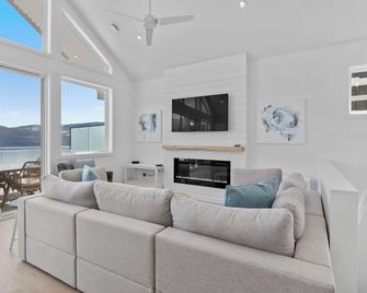 Brand New-Unobstructed Views! Family Friendly & Pets Welcome! The View Is Wow!! - Kelowna - Living room