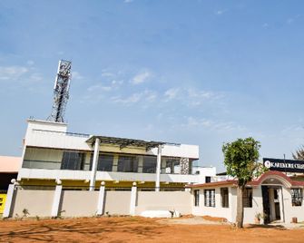 OYO Hotel Karemore Celebration - Bhandāra - Edificio