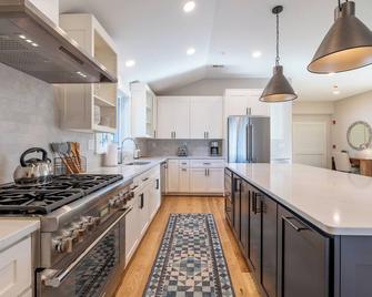 Stunning Penthouse 3Bed-3Bath Center of it all Just steps to PA, Dining & Shops - Andover - Kitchen