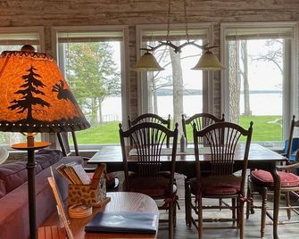 Hubbard Lake West Shore Lakefront Cottage with stunning view - Hubbard Lake - Comedor