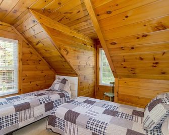 Scotch Pine . Trailside Lodging - Millersburg - Bedroom