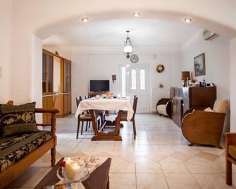 2-bedroom cottage with nice mountain views - Spili - Sala de estar