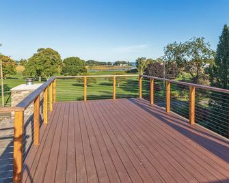 Seaside Serenity: 2B 1B, Patio,Near Beach - Норволк - Балкон