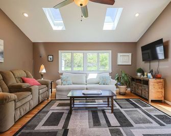 Over By Good Harbor: Phenomenal views! - Gloucester - Living room