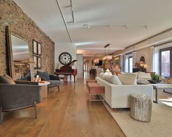 Friedmans Loft - Knoxville - Living room