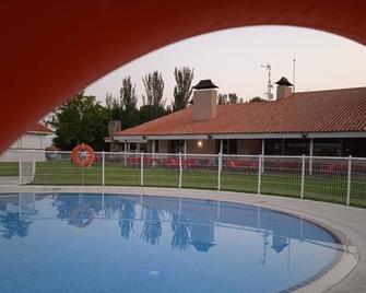 Albergue Zaragoza Camping - Zaragoza - Pool