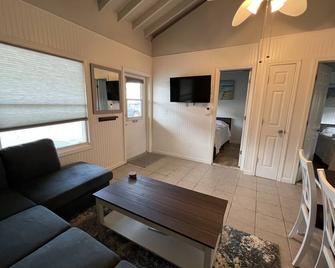 Cozy Beach Getaway 2 Br 1ba, With Parking Spot! - Point Pleasant Beach - Living room
