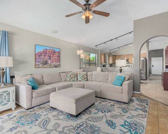 Serenity Haven with Private Pool in Gilbert - Queen Creek - Sala de estar