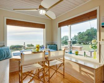 The Lighthouse 3 Acre Port Orford Oceanfront Home - Port Orford