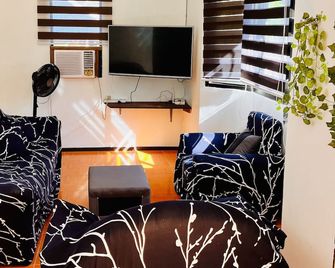 Palm House! 1min from the beach! 5min to White Beach! w/AC - Puerto Galera - Living room