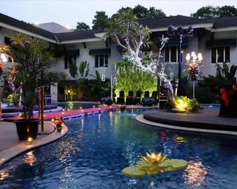 Patra Bandung Hotel - Bandung - Pool