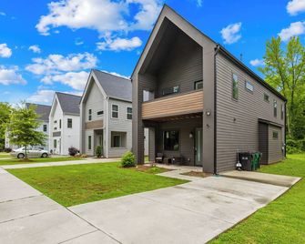 Modern new 4BR Home near NoDa & Downtown - Charlotte - Budynek