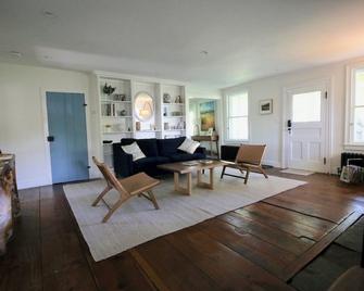 Charming 2-bedroom cottage on private 4 acres with modern amenities - Olivebridge - Living room