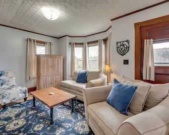 Spacious, family friendly 5-bedroom home in Pittsburg village with trail access. - Pittsburg - Sala de estar