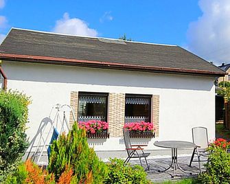 Rest in the holiday home Martina like with her pet - Auerbach im Vogtland - Patio