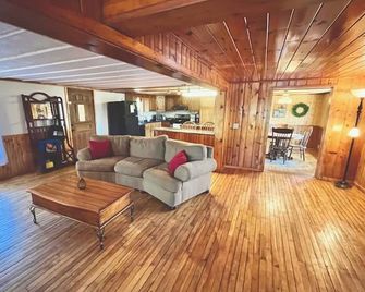 Cozy 3 b/r home w/ quick access to snowmobile trails in the beautiful Northwoods - Minocqua - Living room