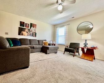 240 Overbrook New Franks Funky And Fashi - Monroe - Living room