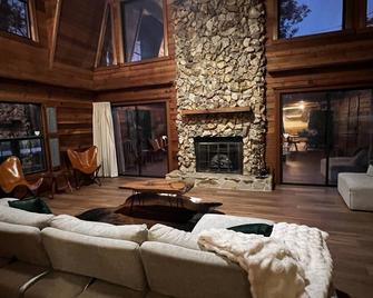 Welcome To Orlando's Chic Cabin! King Bed, Fireplace, Sauna, Hot Tub, Games - Sorrento - Living room