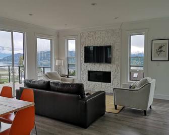 Modern 4-bedroom house with ocean& mountain view - Gibsons