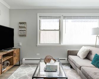 Inviting Stylish Home with Covered Patio - Chicago - Wohnzimmer