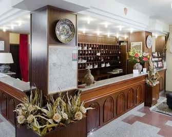 Hotel Beniamino Ubaldi - Gubbio - Front desk
