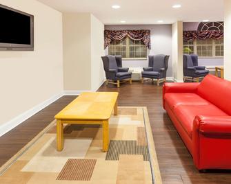 Microtel Inn & Suites by Wyndham Conyers Atlanta Area - Conyers - Living room