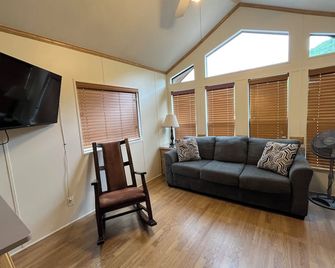 Cozy 'Tiny Home' style Cabin Perfect for Couples and Families - Almont - Living room