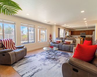 Casa Desert Willow 5br Home & Pool - Casa Grande - Wohnzimmer