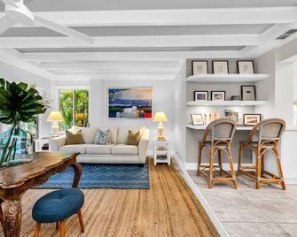 Private Pool and Stylish Living Spaces - Charming Coastal Retreat - West Palm Beach - Sala de estar