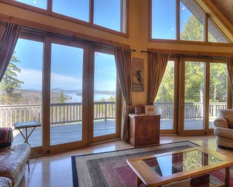 Eagles Rest - If you are looking for stunning mountain and lake views, this is the cabin for you - Rangeley - Living room