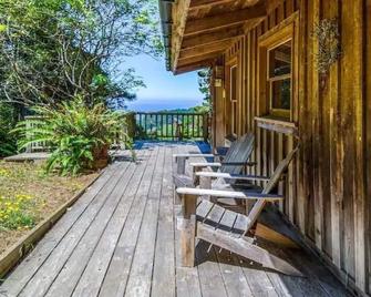 Cozy Redwoods Cabin with Ocean Views (+Hot Tub) - Elk - Patio