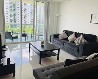 Excelente Apartamento Muy Bien Equipado A Metros Del Mar - Sunny Isles Beach - Living room
